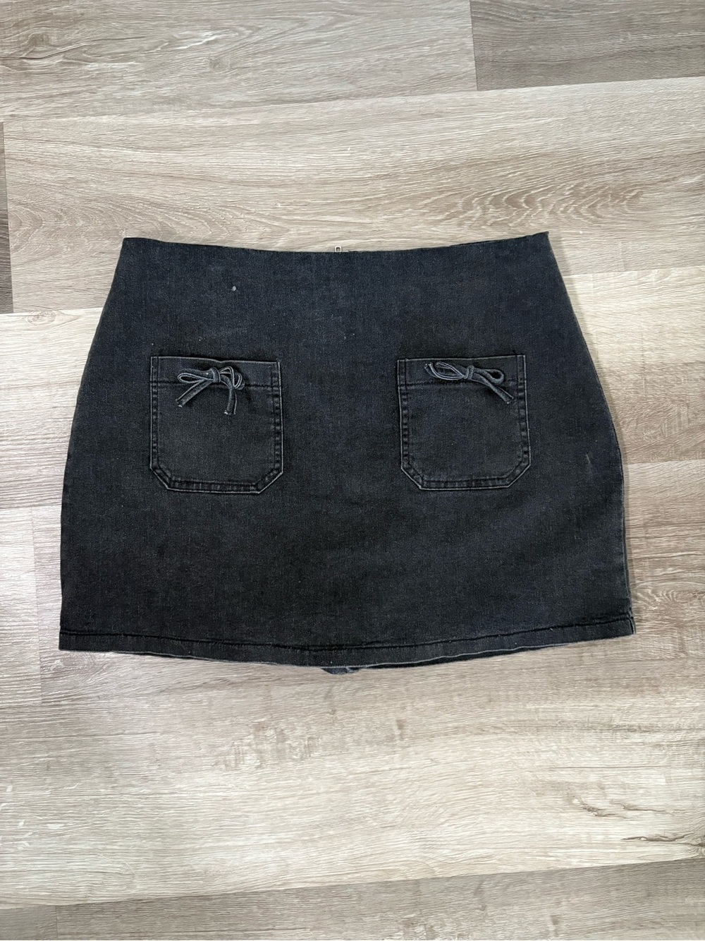 Main strip Black Mini Skirt with Front bow  Pockets. Size Large